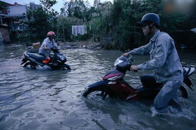 Triều cường đạt đỉnh ở Sài Gòn, trẻ em thích thú bơi lội khi đường biến thành sông
